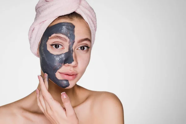 Kobieta po prysznic umieścić maski na twarzy — Zdjęcie stockowe