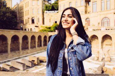 arka bina mutlu, moda kadın telefonla konuşuyor