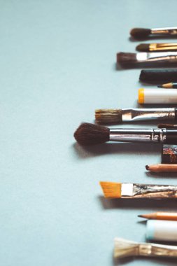 mavi bir arka plan üzerinde orada fırçalar, işaretçileri, kalemler