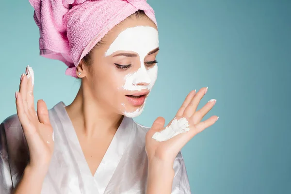 Mujer con toalla en la cabeza después de la ducha aplicar mascarilla limpiadora en la cara —  Fotos de Stock