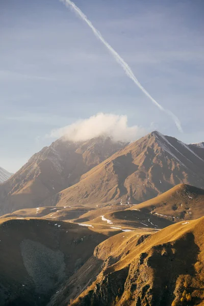 화창한 날에 아름 다운 높은 산 — 스톡 사진