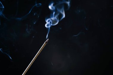 siyah bir arka plan üzerinde duman tütsü sopa