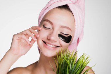 Gözlerinin altında yamalar başında bir havlu ile mutlu kadın vurdu