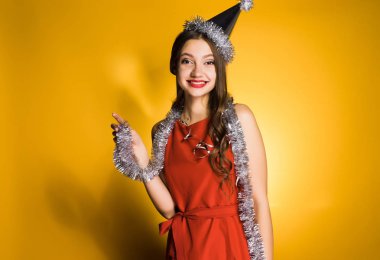 mutlu kadın kırmızı elbise ve şenlikli kap