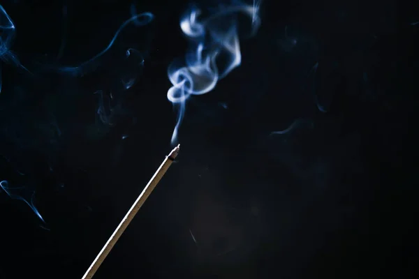 Ладан палками курить на черном фоне — стоковое фото