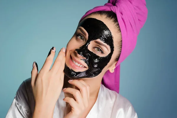 Mujer feliz con una toalla en la cabeza máscara nakasit en la cara — Foto de Stock