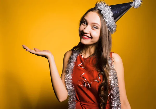 Mujer feliz en sombrero festivo sobre fondo amarillo — Foto de Stock