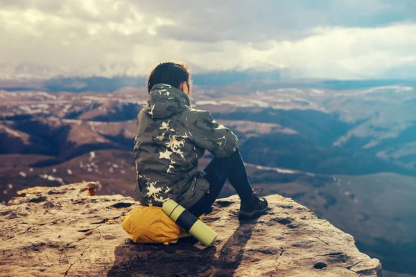 bir sırt çantası içinde belgili tanımlık geçmiş güzel Dağları'nın mutlu kadın turist oturur