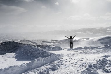 mutlu kadın kış giysileri, karla kaplı alanın arka planı