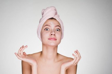 başında uygulanan duş krem yüzünde sonra bir havlu ile hayran kadın