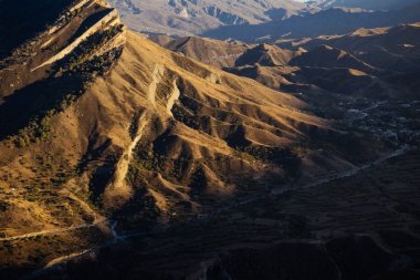 gün batımı bir arka plan üzerinde yüksek güzel Dağları
