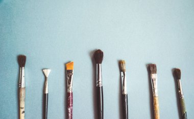 mavi bir arka plan üzerinde püsküllü vardır