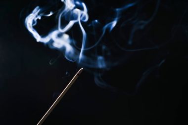 siyah bir arka plan üzerinde yasaktır tütsü sopa