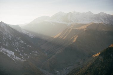 sabah güneşin yüksek görkemli dağlar doğa, ilham verici