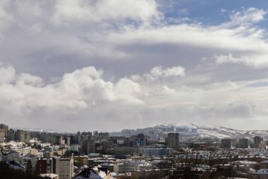 kenti bir küçük gri gökyüzü altında