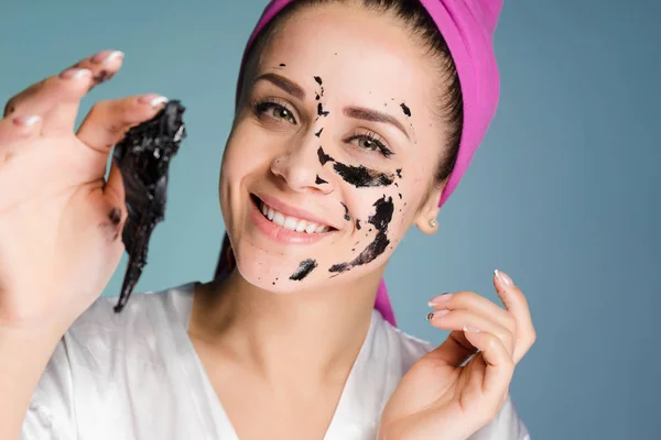 Happy woman after shower removes the cleansing mask from the face — Stock Photo, Image