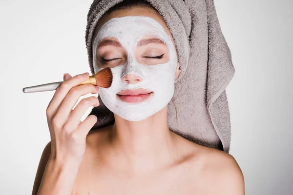 Mujer feliz después de la ducha se pone la máscara facial —  Fotos de Stock