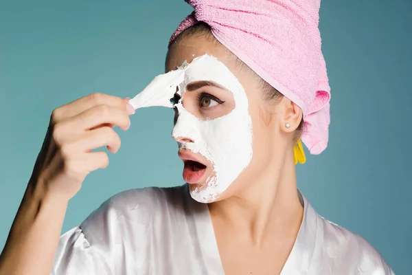 La mujer se quita la máscara de la cara —  Fotos de Stock