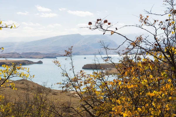 Inspiring nature, high mountains and a pond — Stock Photo, Image