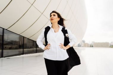 arka bina şık iş kadını standları