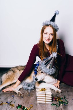 mutlu kadın köpek sarılma şapka şenlikli