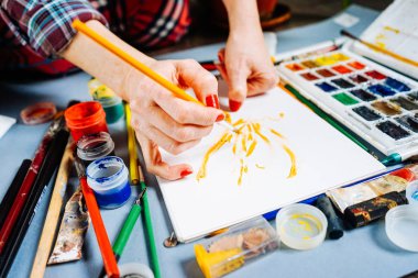 kadın ressam boyalar beyaz kağıt üzerine