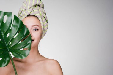 başında bir duş sonra bir havlu ile mutlu kadın