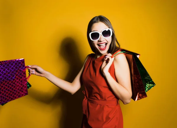 Szczęśliwa kobieta Wstrzymywanie pakietów z zakupów w ręce — Zdjęcie stockowe