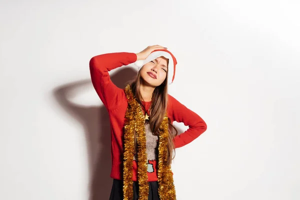 Femme triste dans un costume de Nouvel An sur un fond gris — Photo