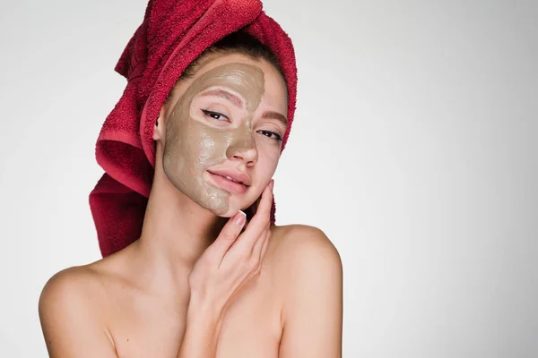 Женщина с полотенцем на голове надела маску на лицо — стоковое фото