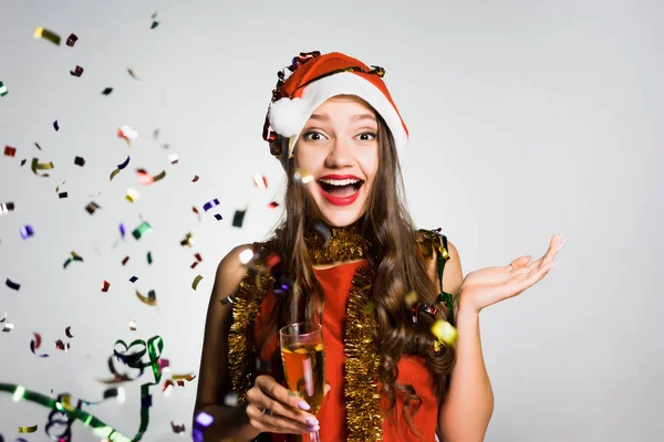 Sastlivaya женщина в новогоднем костюме на сером фоне с бокалом шампанского — стоковое фото