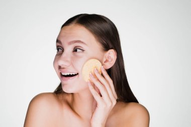 güneşli bir günde yüksek karla kaplı dağlar