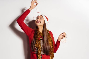 Beyaz bir arka plan üzerinde eller mutlu kadın tutmak bir yeni yıl oyuncak