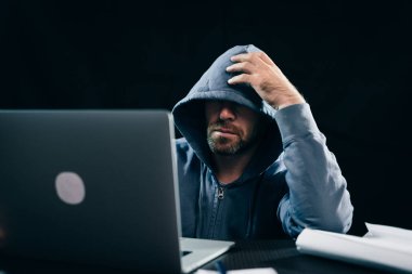 Karanlık bir odada deneyimli bir hacker çalışır