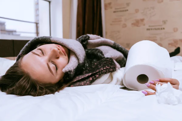 Frau liegt mit Erkältung im Bett — Stockfoto