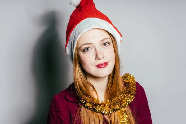 Жінка в новорічному костюмі на сірому фоні — стокове фото