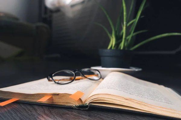 Na mesa de design é um livro aberto — Fotografia de Stock