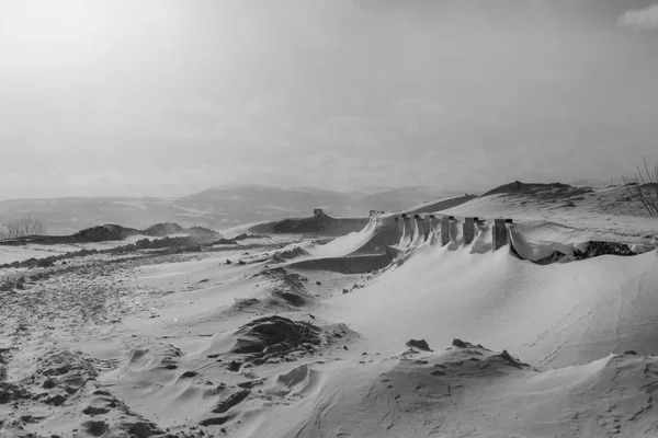 Campo coberto de neve no fundo de altas montanhas — Fotografia de Stock