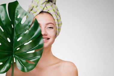 başında bir duş sonra bir havlu ile mutlu kadın