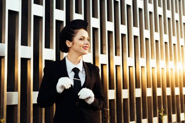 kamera arka bina üzerinde üniforma poz içinde mutlu kadın hostes