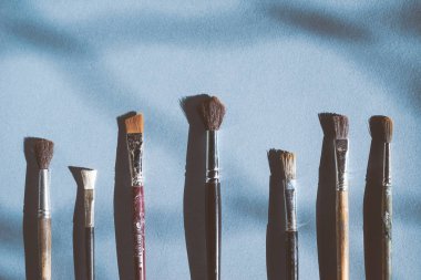 mavi bir arka plan üzerinde farklı fırçalar vardır