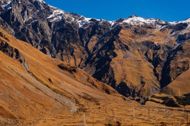 güneşli bir günde yüksek karla kaplı dağlar