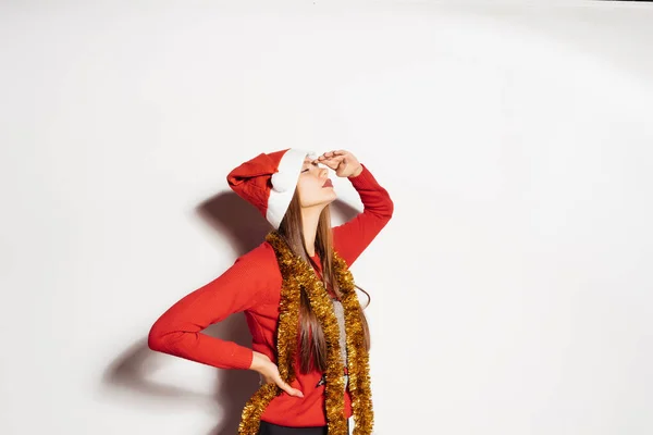 Frau im Weihnachtskostüm posiert vor der Kamera — Stockfoto