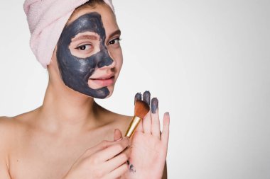 mutlu kadın duş yüzünde maske koyar sonra kafa havluya ile