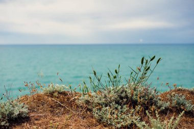 yüksek uçurumdan karşı mavi soğuk deniz