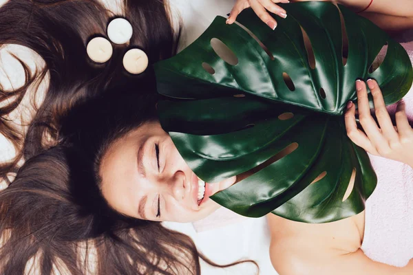 Mulher feliz encontra-se no fundo branco após tratamentos de spa — Fotografia de Stock