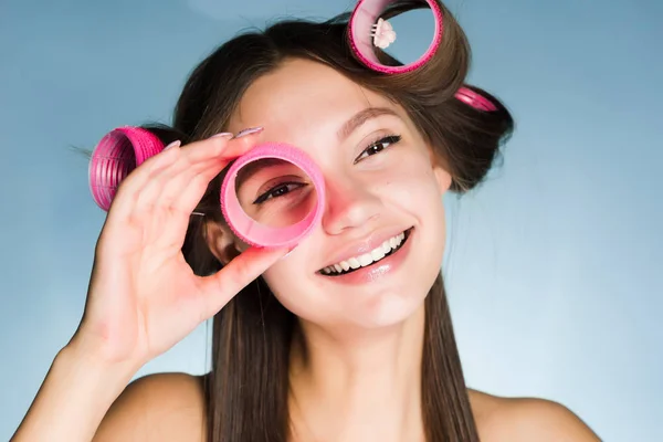 Donna felice con grandi bigodini sulla testa su sfondo blu — Foto Stock