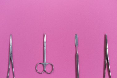 Steril diş aletlerin bir pembe yalan