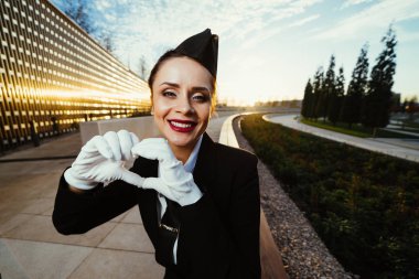 tek tip kameraya poz içinde mutlu kadın hostes