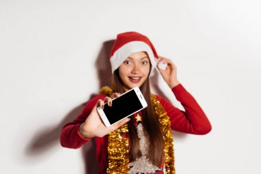 mutlu güzel şık kadın telefonla konuşuyor